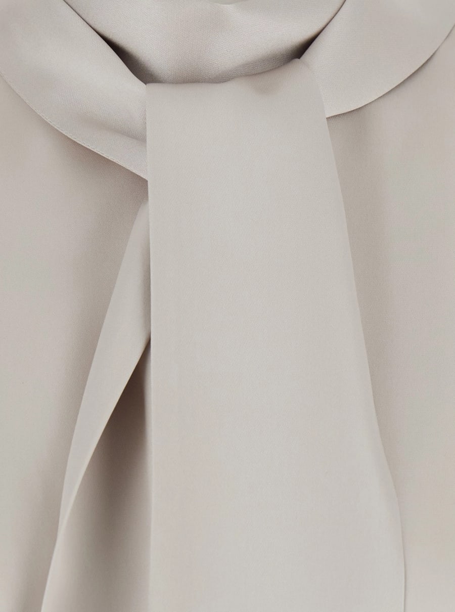 Brunello Cucinelli Blusa con collo con fiocco e decorazione con Monile in seta beige donna, view 3