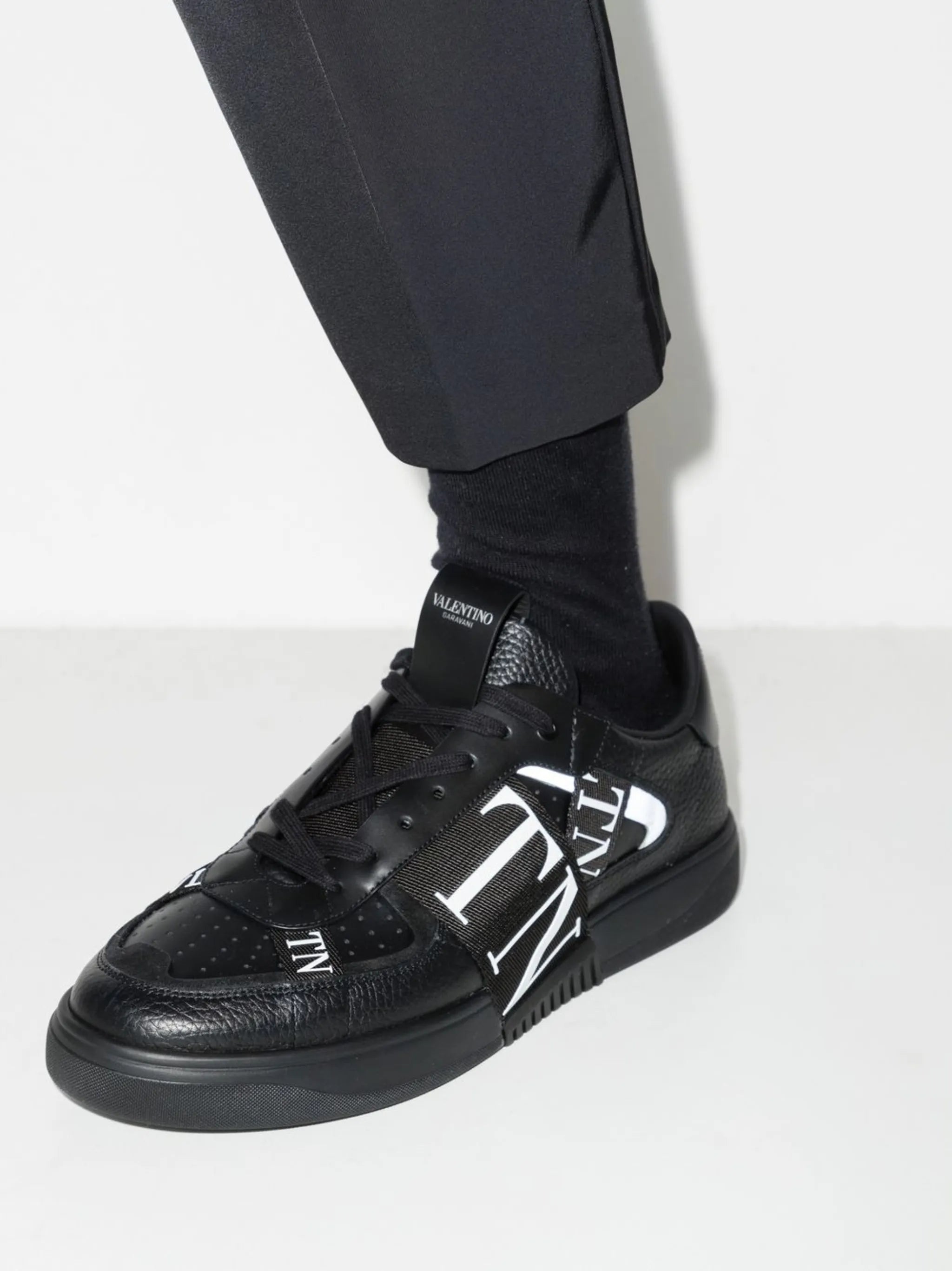 Valentino Garavani Valentino Garavani Low-top Calfskin VL7N Sneakers With Bands