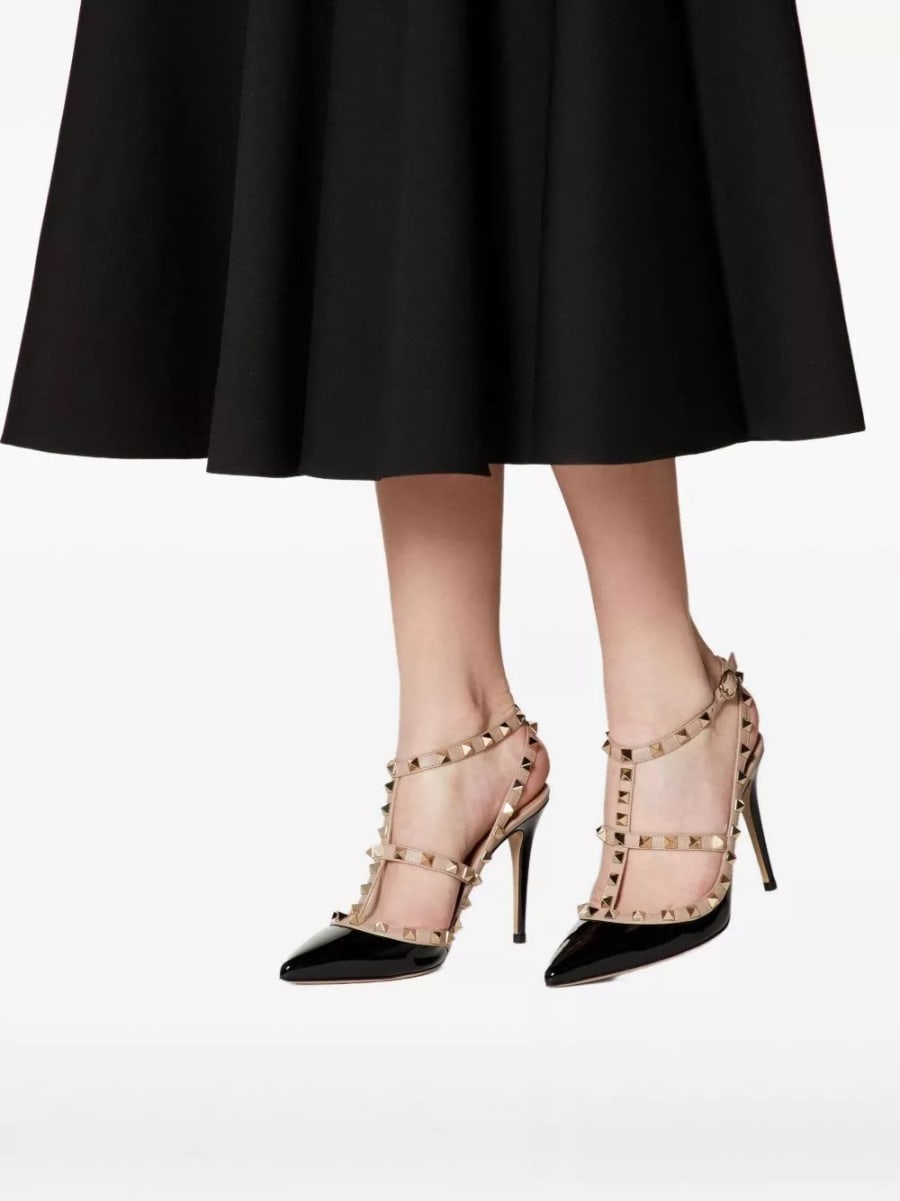 Valentino Garavani Pumps in pelle verniciata Rockstud, view 3