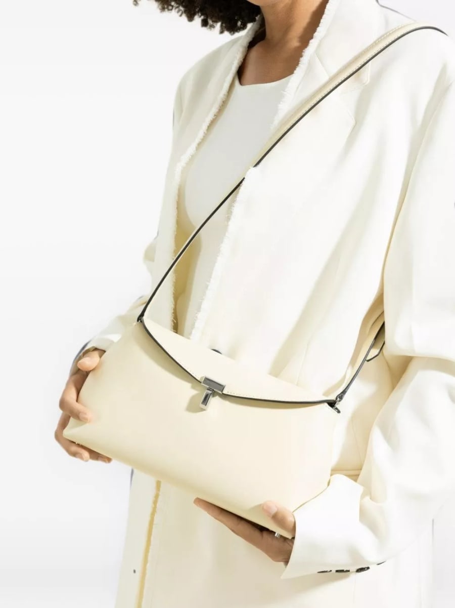 Toteme Clutch in pelle T-Lock, view 2