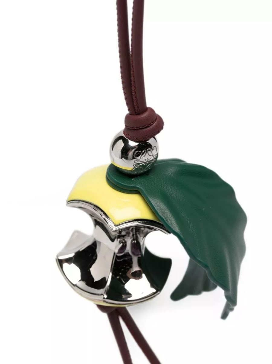 Loewe Charm in pelle Apple, view 2