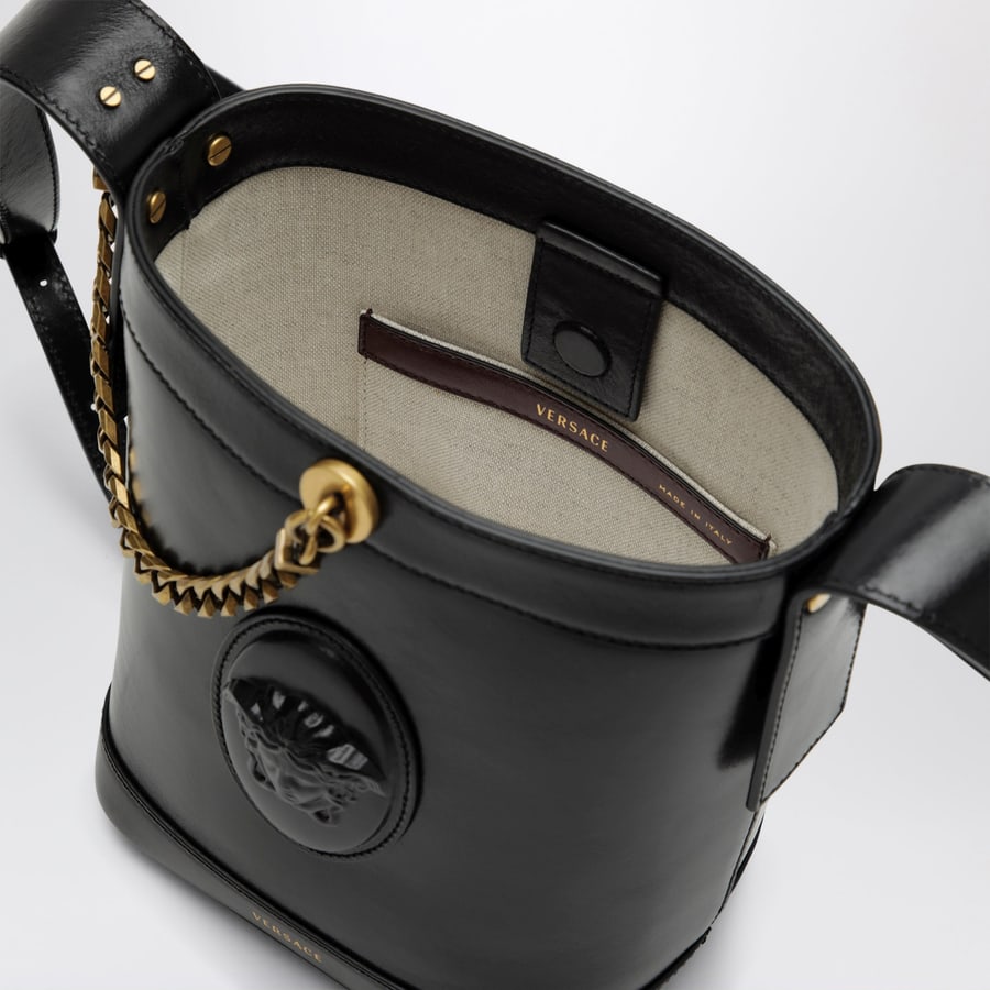 Versace Borsa a secchiello nera in pelle, view 5