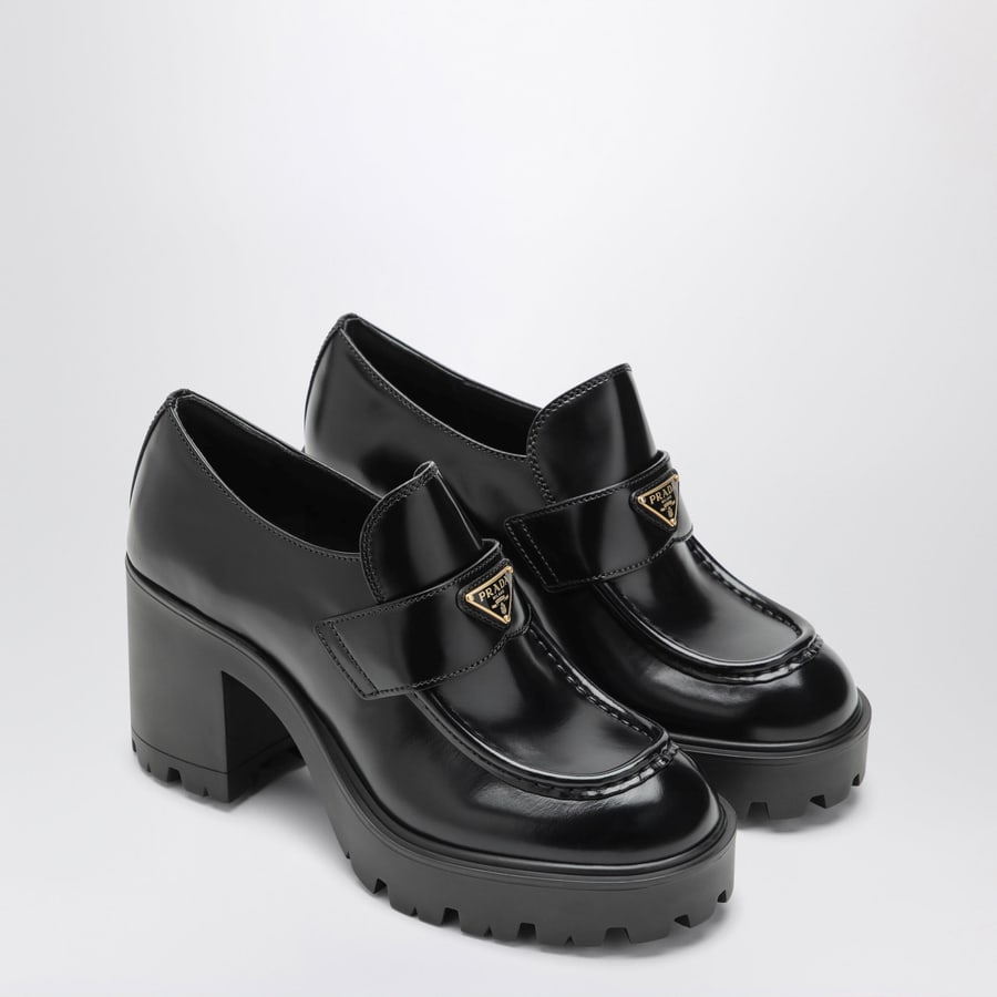 Prada Mocassini con tacco in pelle spazzolata neri, view 2