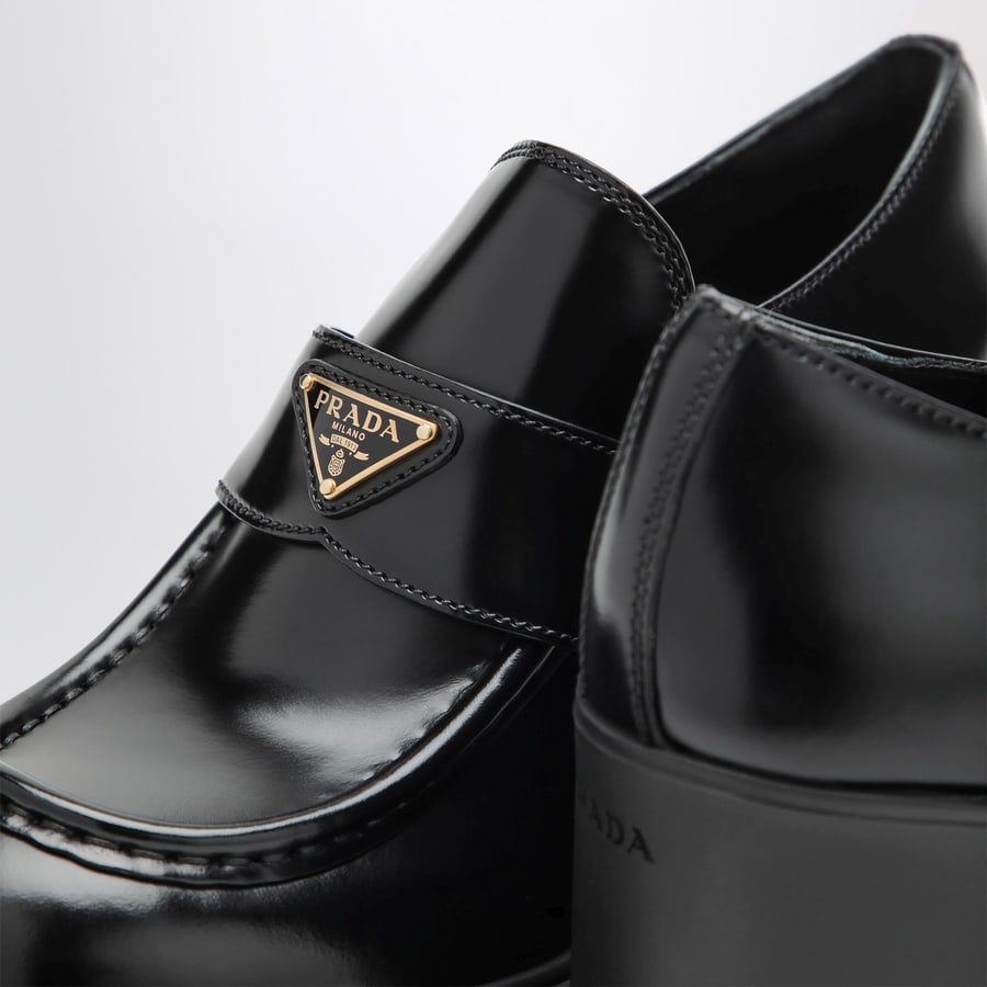 Prada Mocassini con tacco in pelle spazzolata neri, view 5