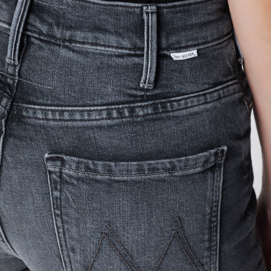 MOTHER Jeans The Hustler Roller Sneak in denim grigio scuro, view 5