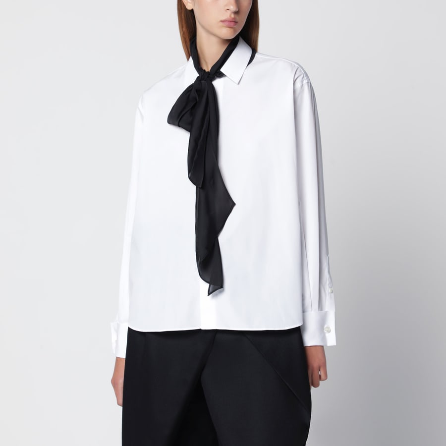 SACAI Camicia bianca con sciarpa nera