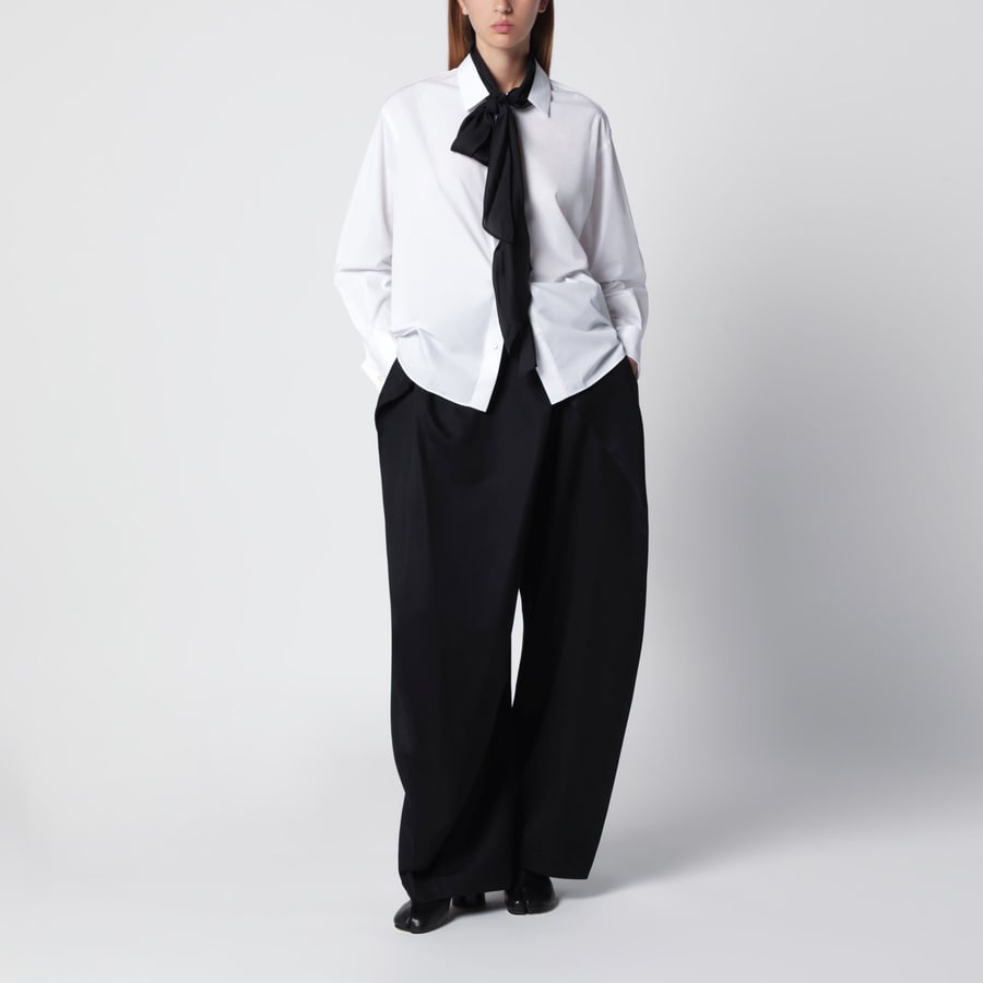SACAI Camicia bianca con sciarpa nera, view 2