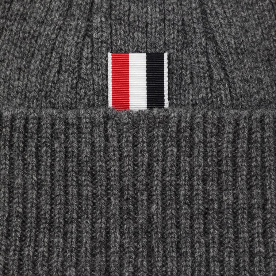 Thom Browne Berretto a coste in cashmere grigio, view 3