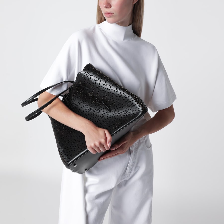 Alaïa Borsa Mina 37 nera in pelle di vitello, view 2