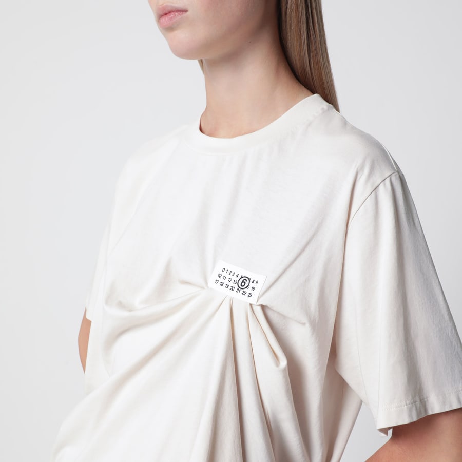 MM6 T-shirt écru con drappeggio con patch logo, view 4