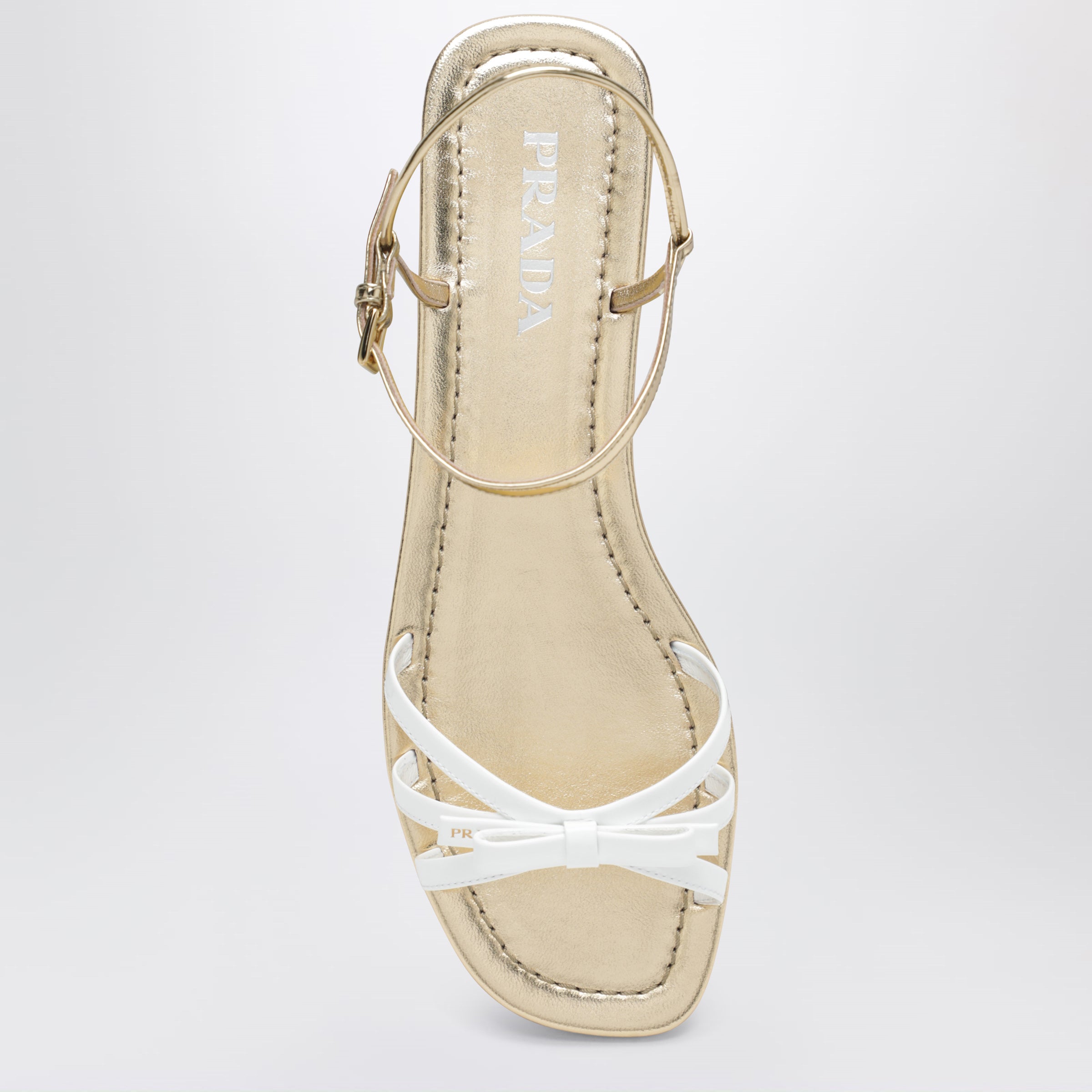 Prada Sandali in pelle bianchi e oro con fiocco