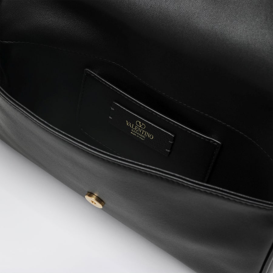 Valentino Garavani Clutch Devain con tracolla e VLogo in pelle nera, view 5