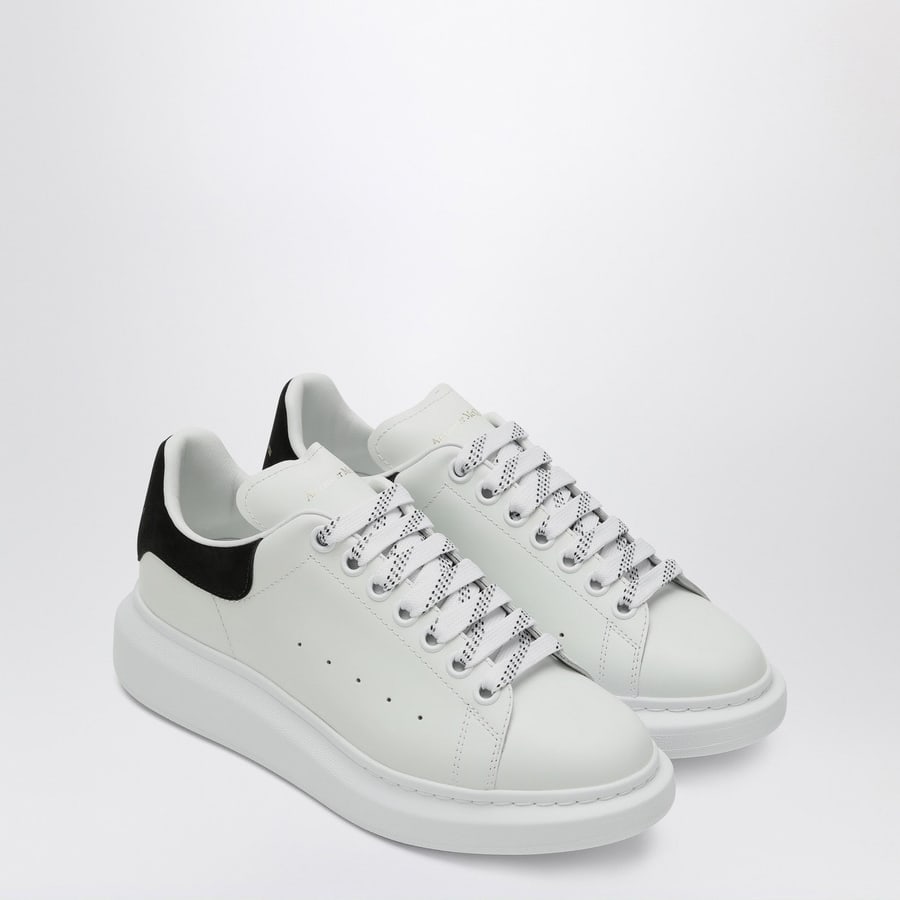 Alexander McQueen Sneakers Oversize bianca e nera, view 2