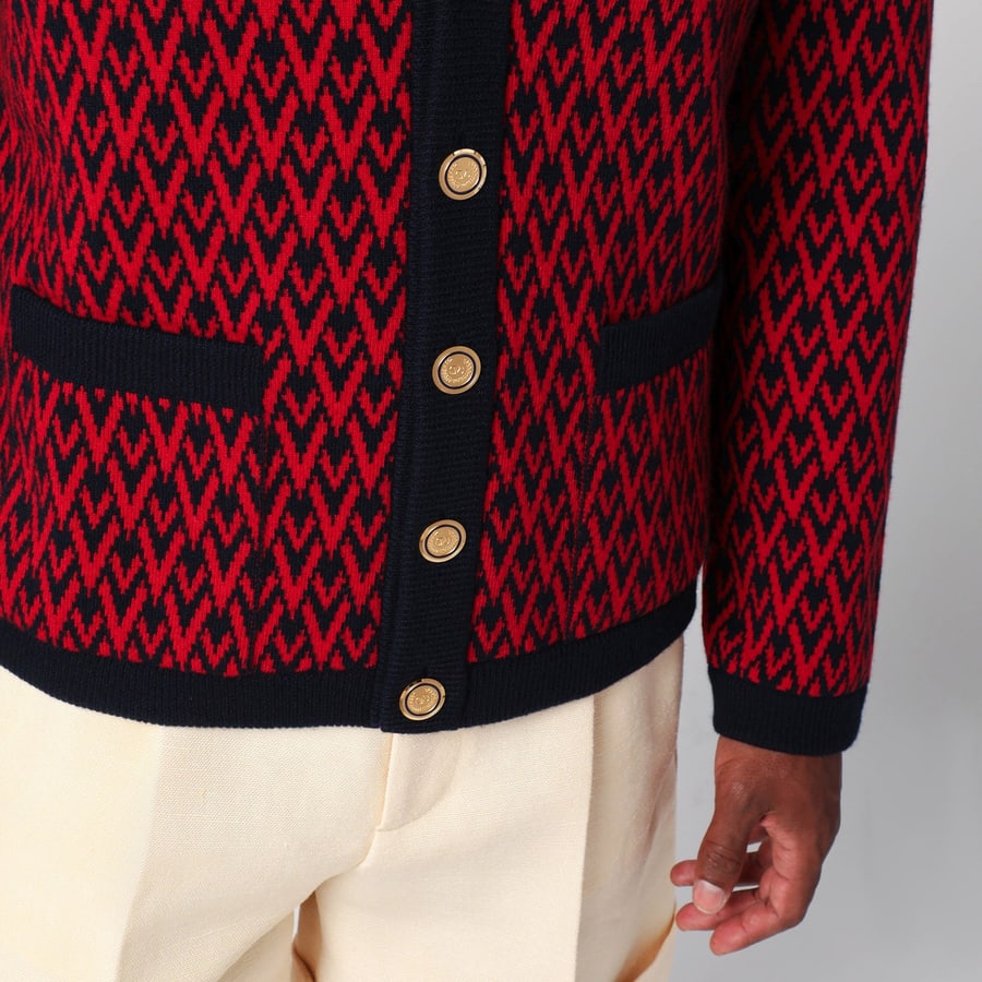 Valentino Garavani Cardigan con motivo jacquard Toute la V rosso/blu navy, view 4