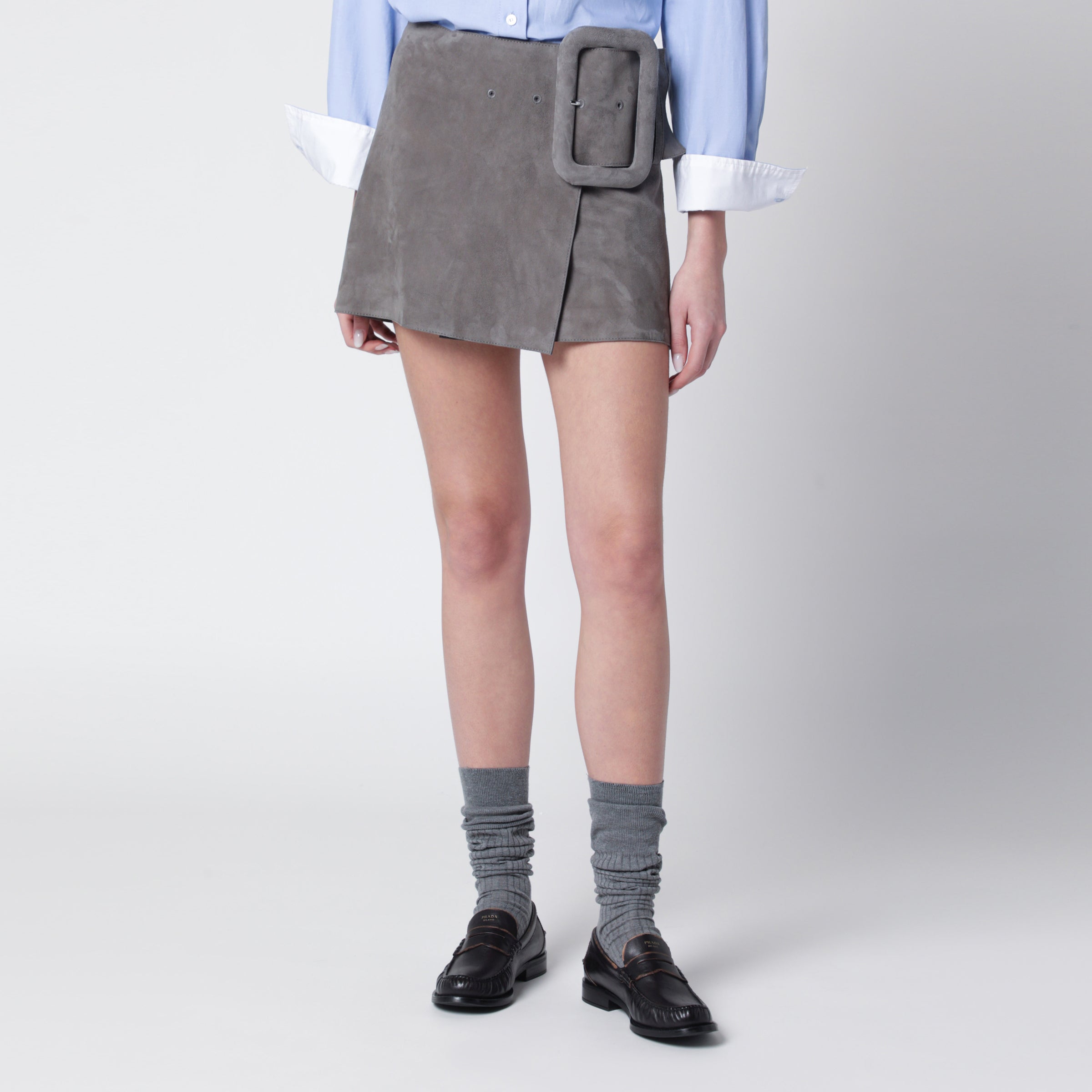 AMI Paris Mini gonna grigia in suede con cintura con fibbia grande