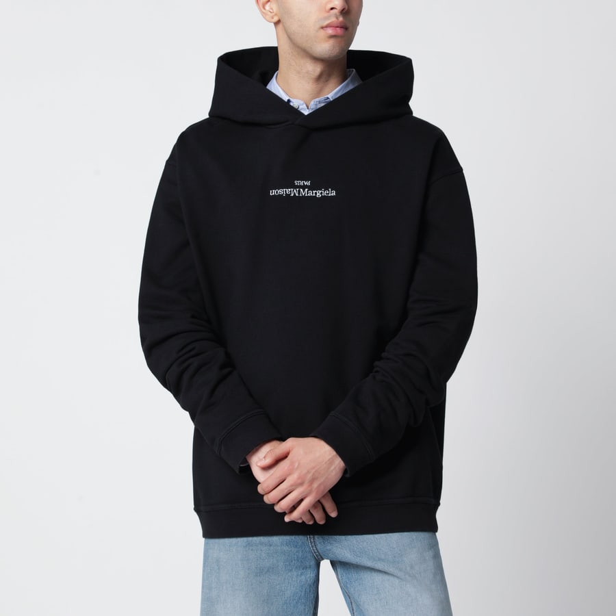 Maison Margiela Felpa con cappuccio nera con logo rovesciato