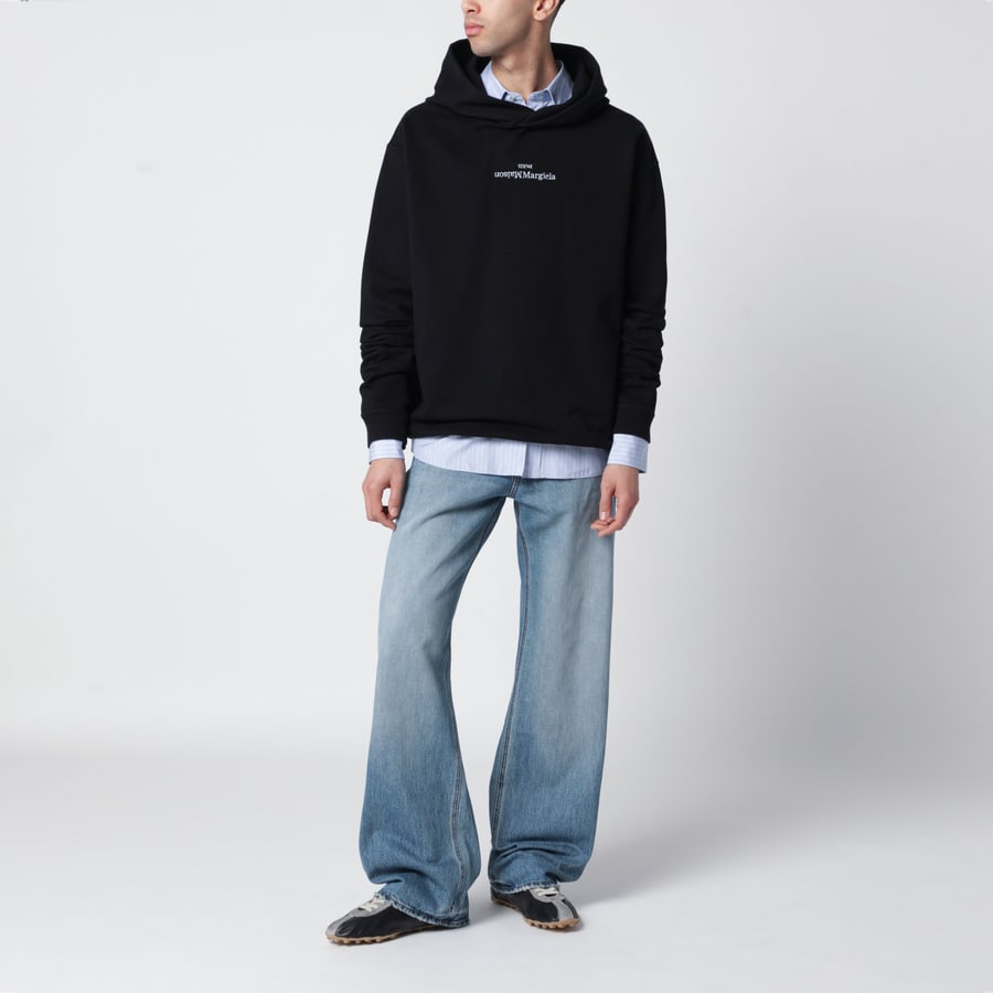 Maison Margiela Felpa con cappuccio nera con logo rovesciato, view 2