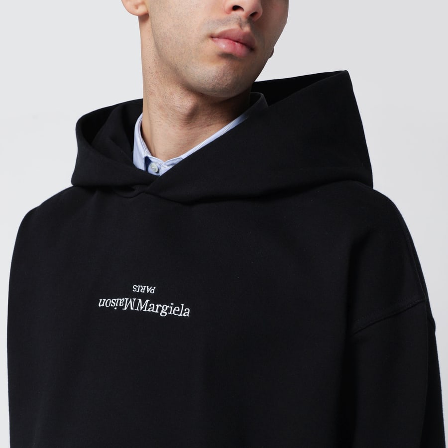Maison Margiela Felpa con cappuccio nera con logo rovesciato, view 4