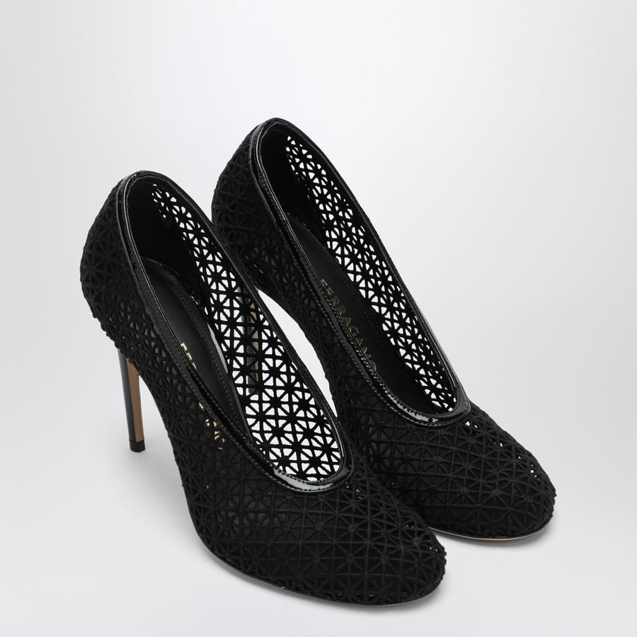 Ferragamo Pump nera in macramè, view 2