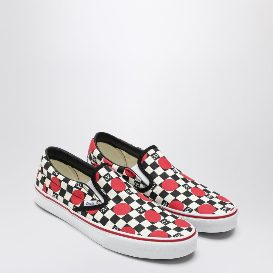 Valentino Garavani X Vans Sneakers Slip-On nera/rossa con stampa VLogo Checkerboard e dettaglio pois, view 2