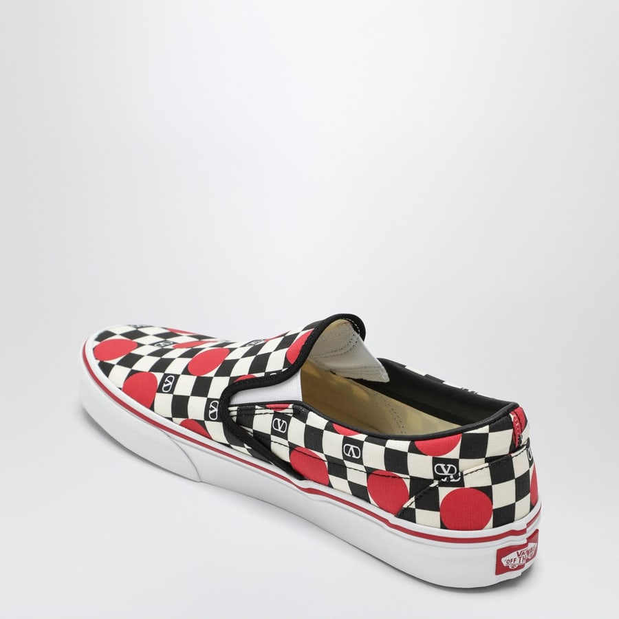 Valentino Garavani X Vans Sneakers Slip-On nera/rossa con stampa VLogo Checkerboard e dettaglio pois, view 4