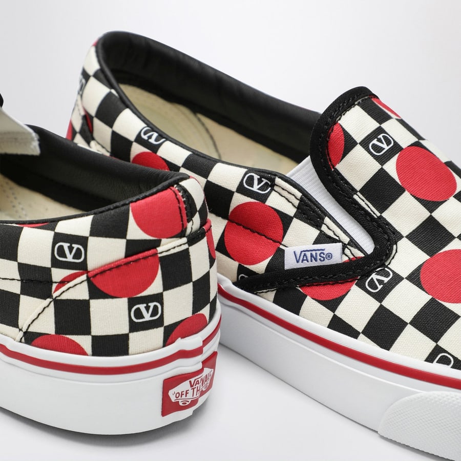 Valentino Garavani X Vans Sneakers Slip-On nera/rossa con stampa VLogo Checkerboard e dettaglio pois, view 5