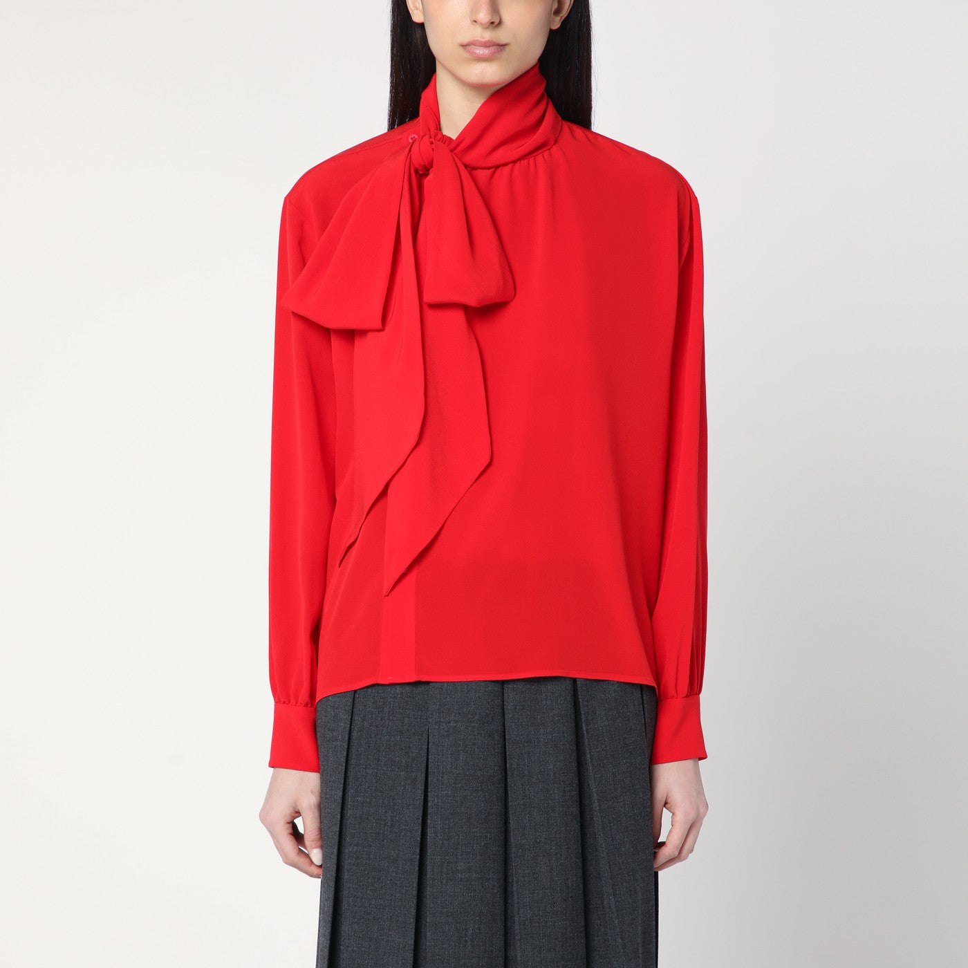 Prada Blusa rossa in seta con sciarpa