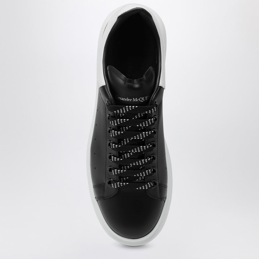Alexander McQueen Sneakers Oversize nera/bianca, view 3