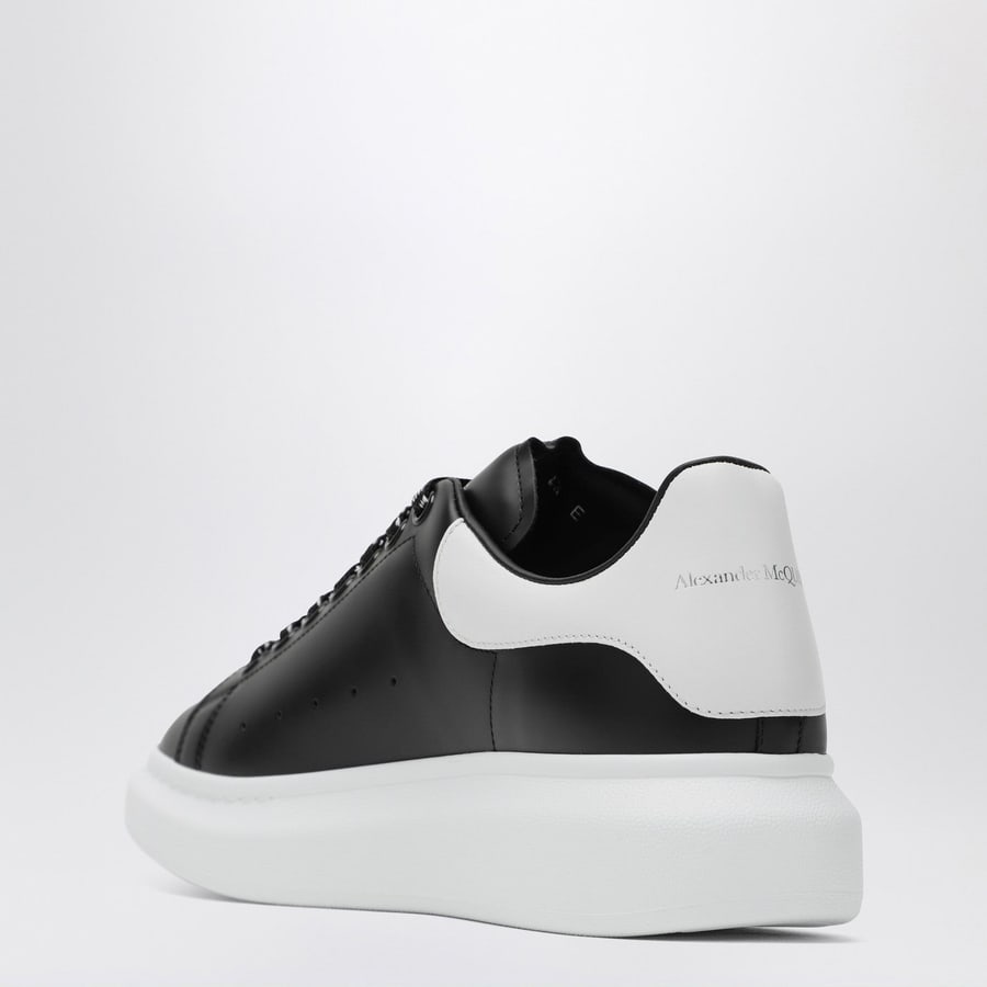 Alexander McQueen Sneakers Oversize nera/bianca, view 4