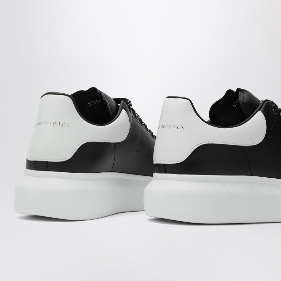 Alexander McQueen Sneakers Oversize nera/bianca, view 5