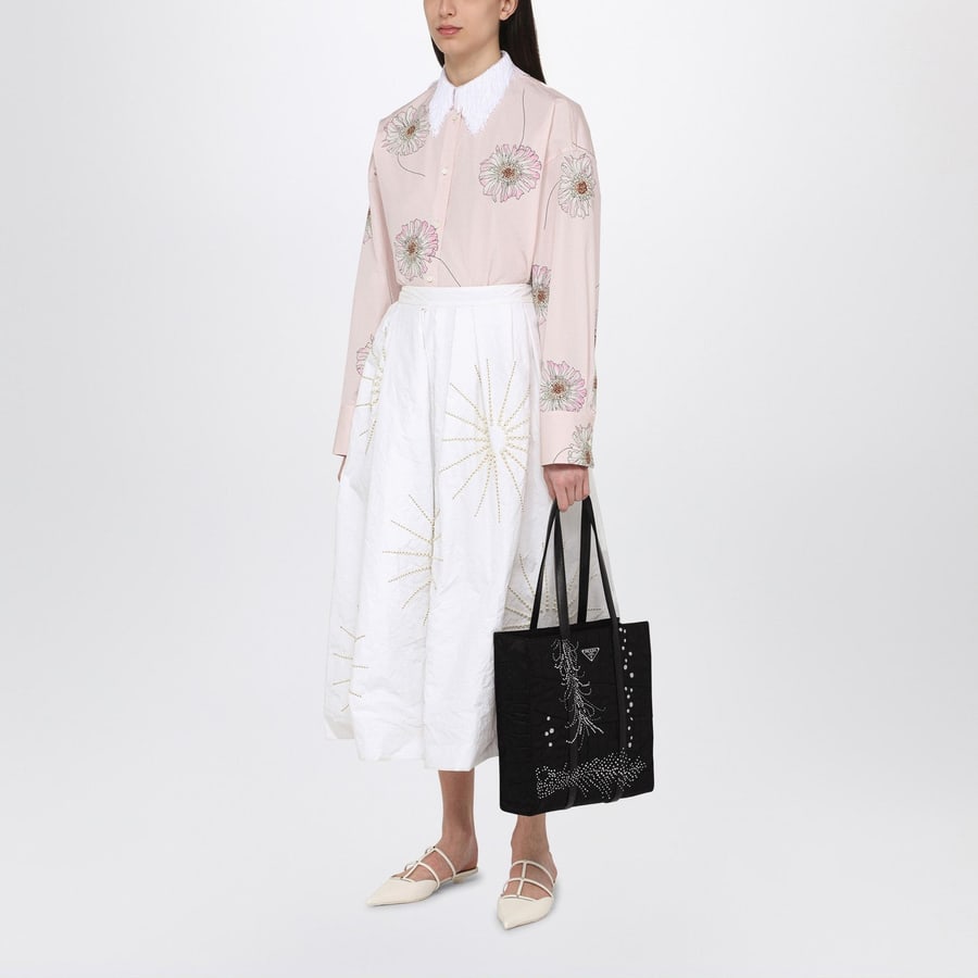 Prada Borsa shopping media nera in Re-Nylon con ricamo, view 2