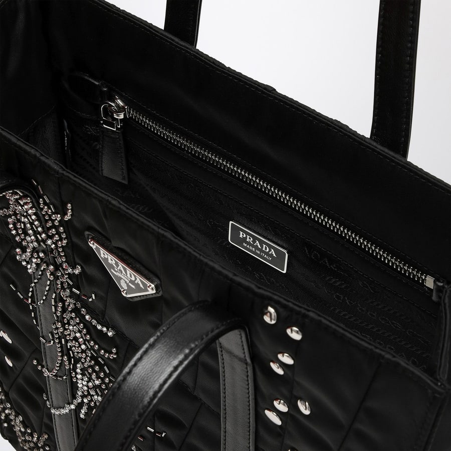 Prada Borsa shopping media nera in Re-Nylon con ricamo, view 5