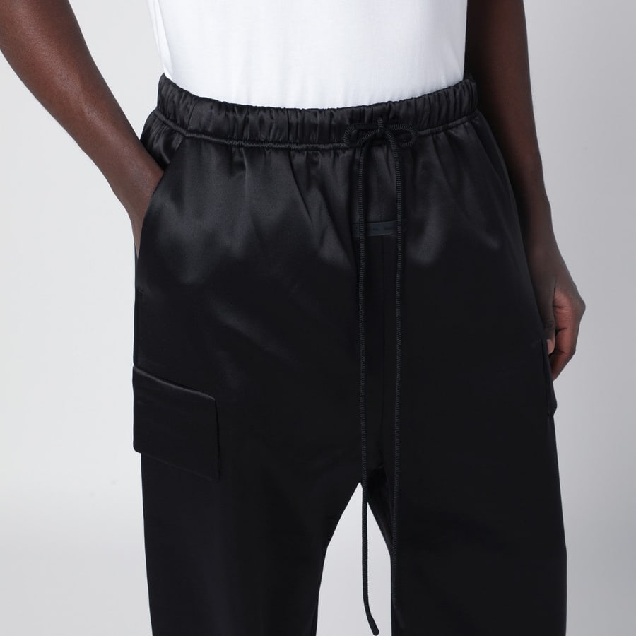 Fear of God Essentials Pantalone cargo nero in raso, view 5