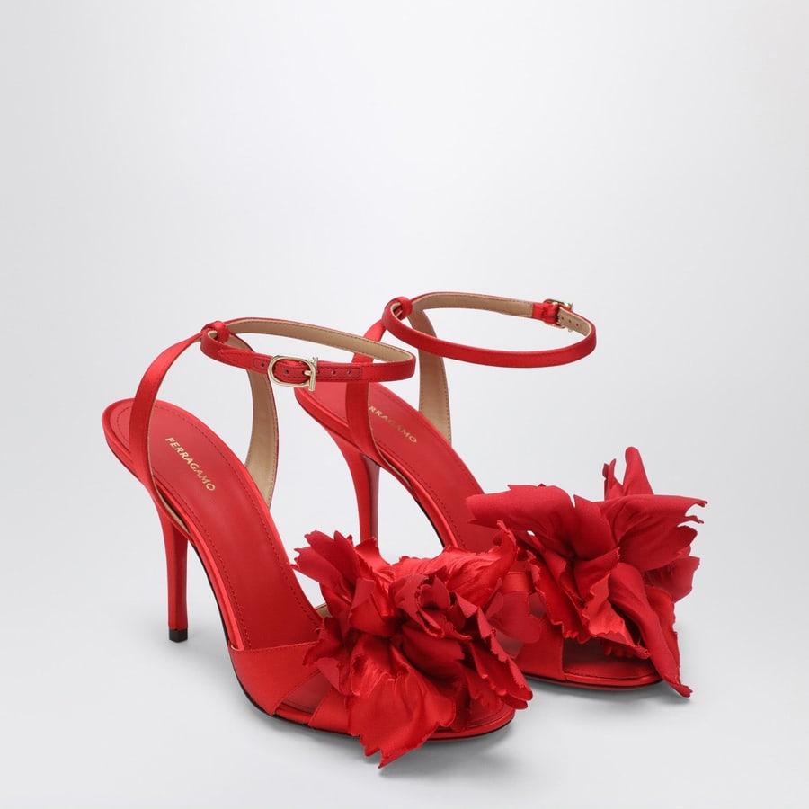 Ferragamo Sandali in raso rosso con fiore, view 2