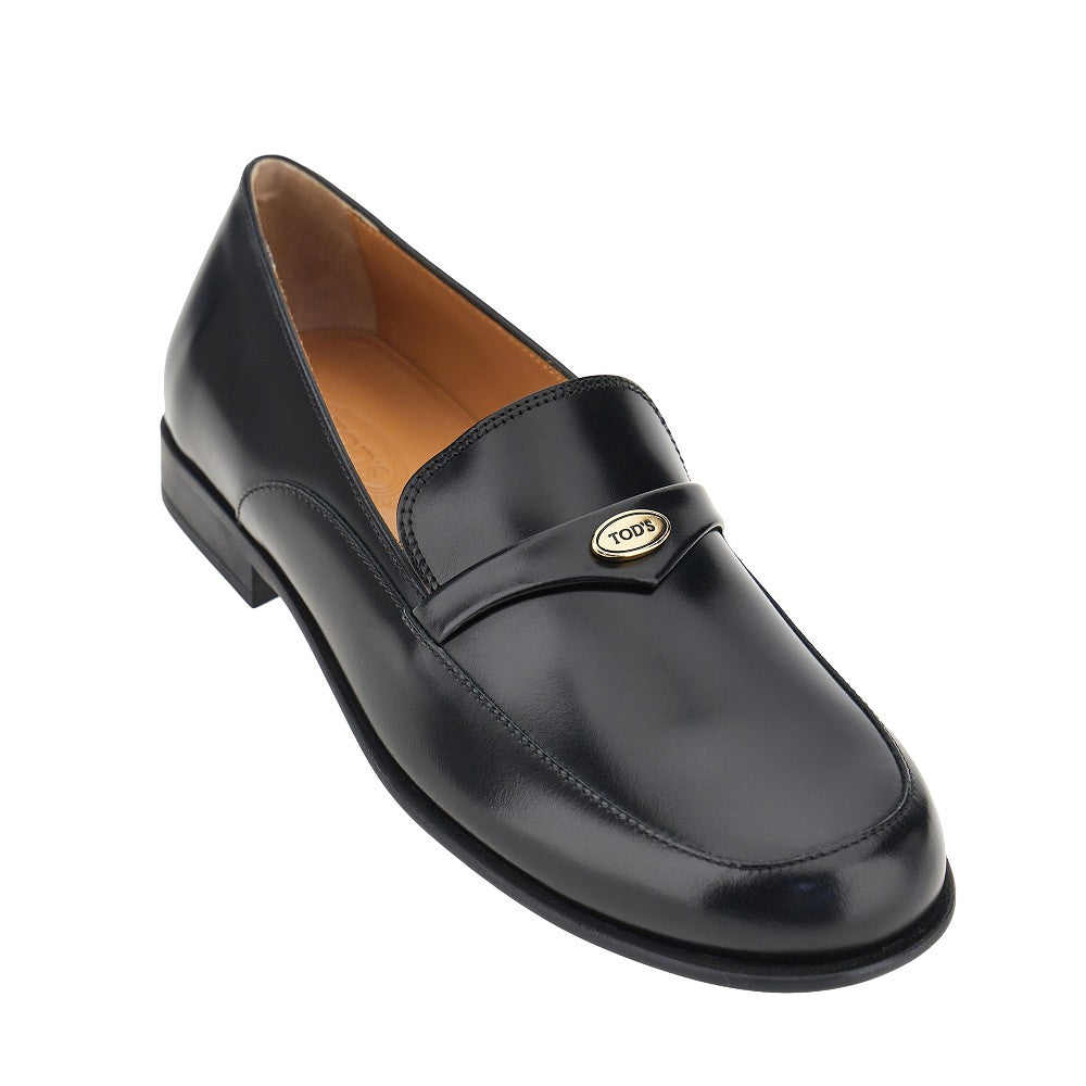 Tod's Mocassini in pelle con medaglietta logo, view 2