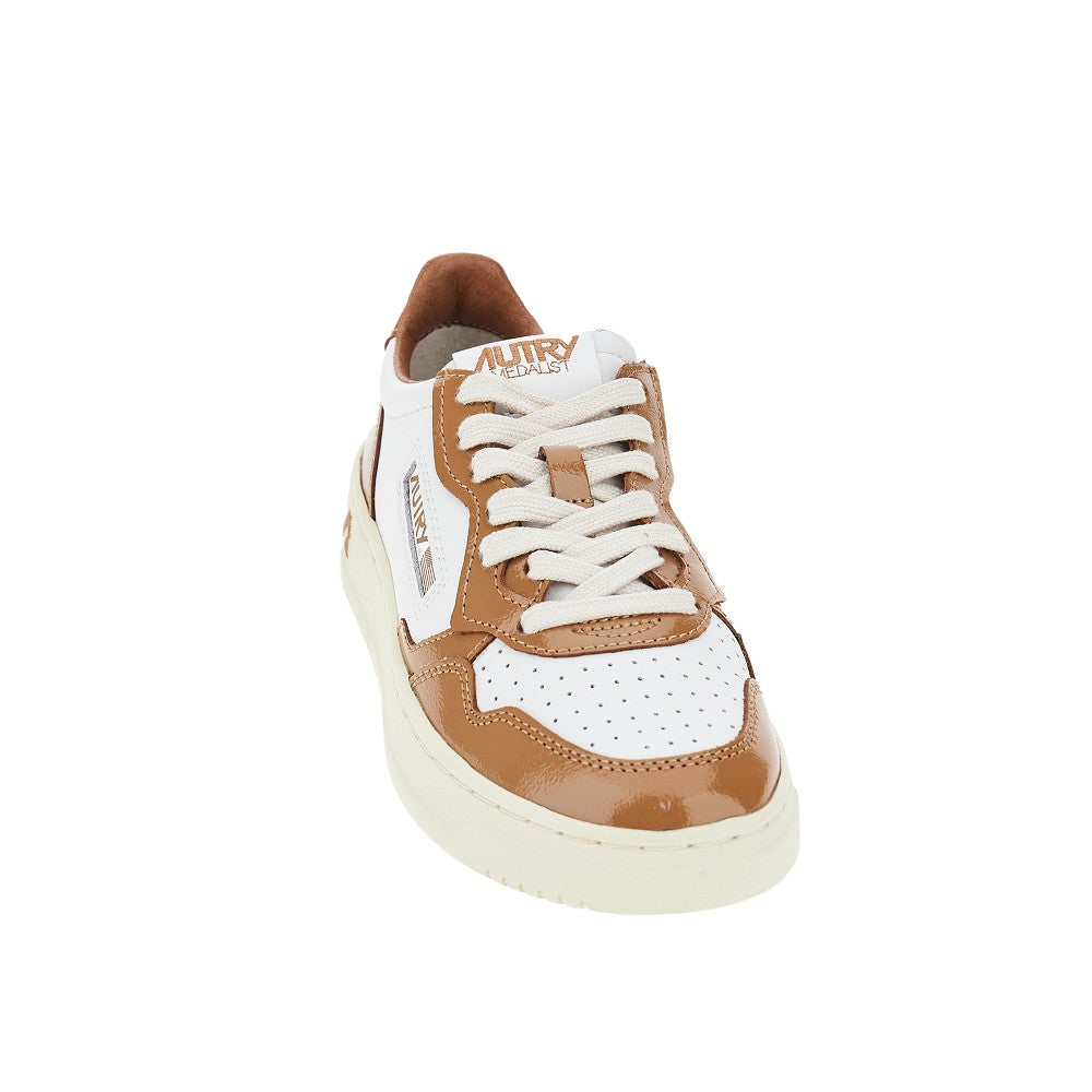 Autry Sneakers Medalist Low con dettagli in vernice, view 2