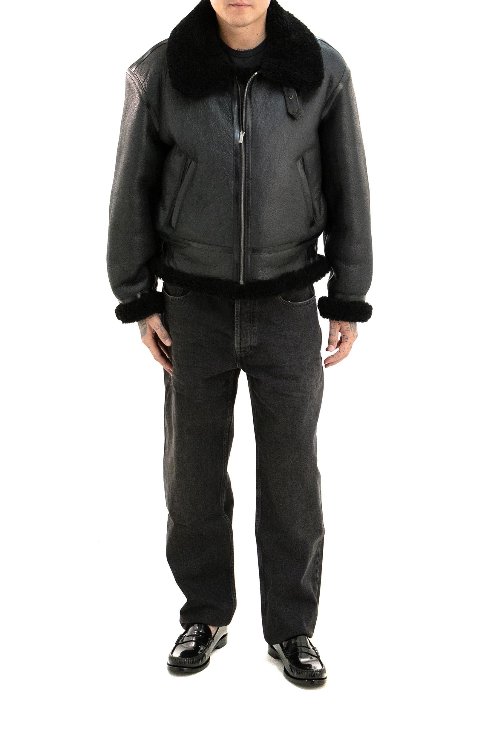 Saint Laurent Giacca in pelle martellata e shearling di colore nero, view 2