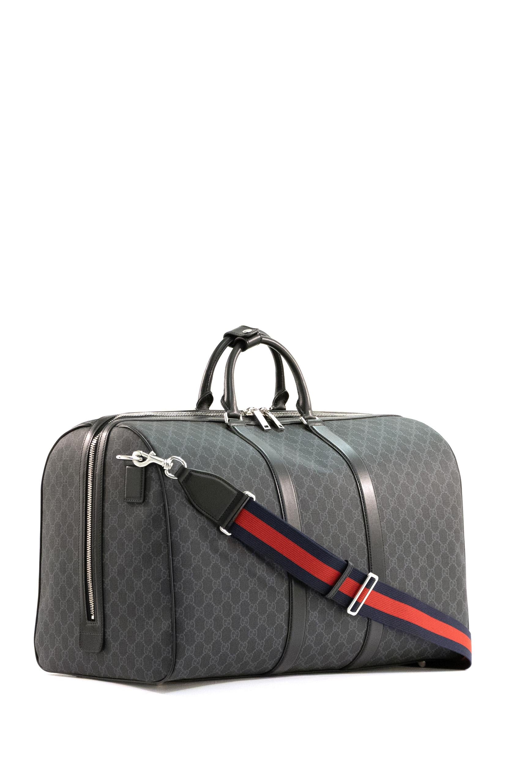 Gucci Borsa da viaggio large in tessuto GG Supreme di colore nero e grigio, view 2