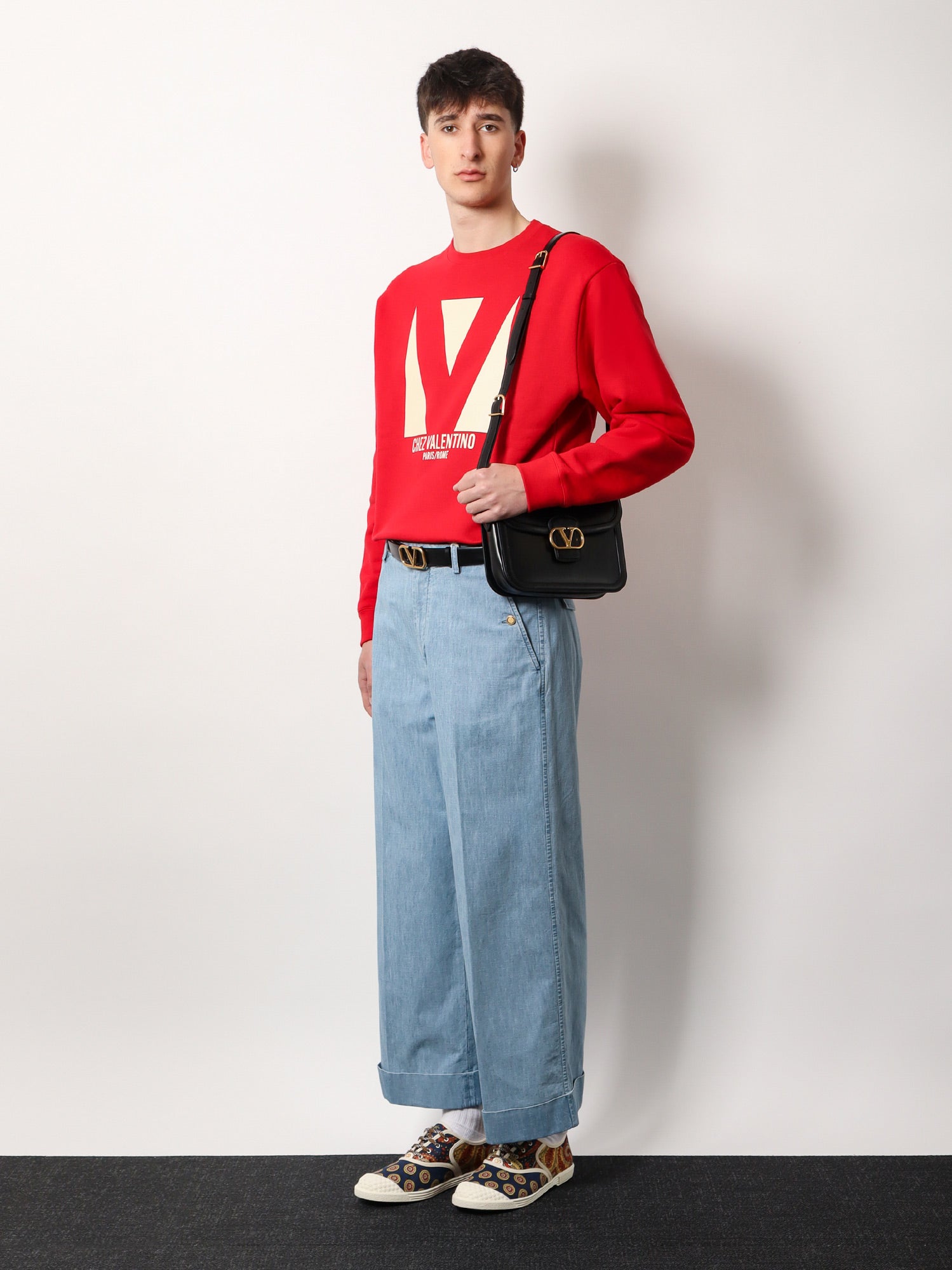 Valentino Garavani Valentino garavani 9to5 leather shoulder bag with vlogo signature closure, view 2