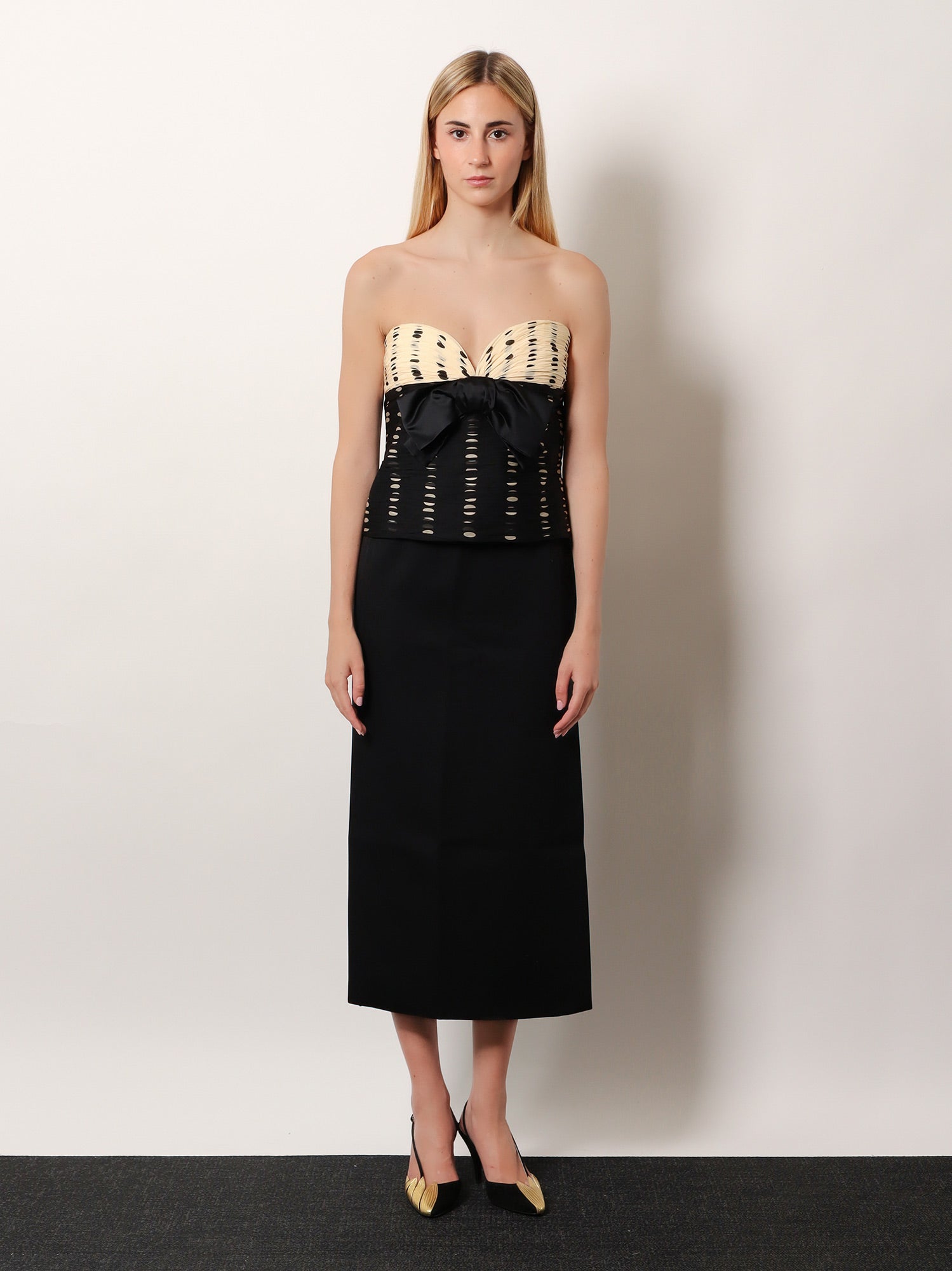 VALENTINO Virgin wool longuette skirt with slits and silk lining, view 2