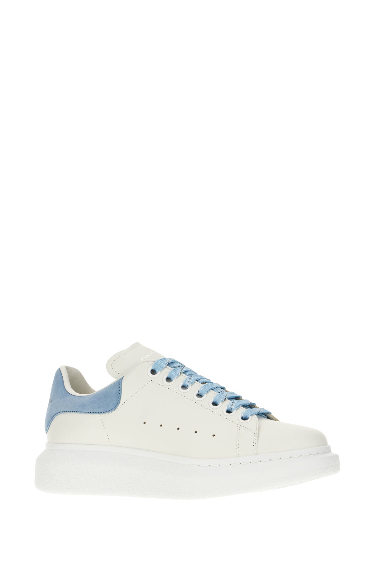 Alexander McQueen Sneakers in pelle bianca con tallone in pelle scamosciata azzurra, view 2