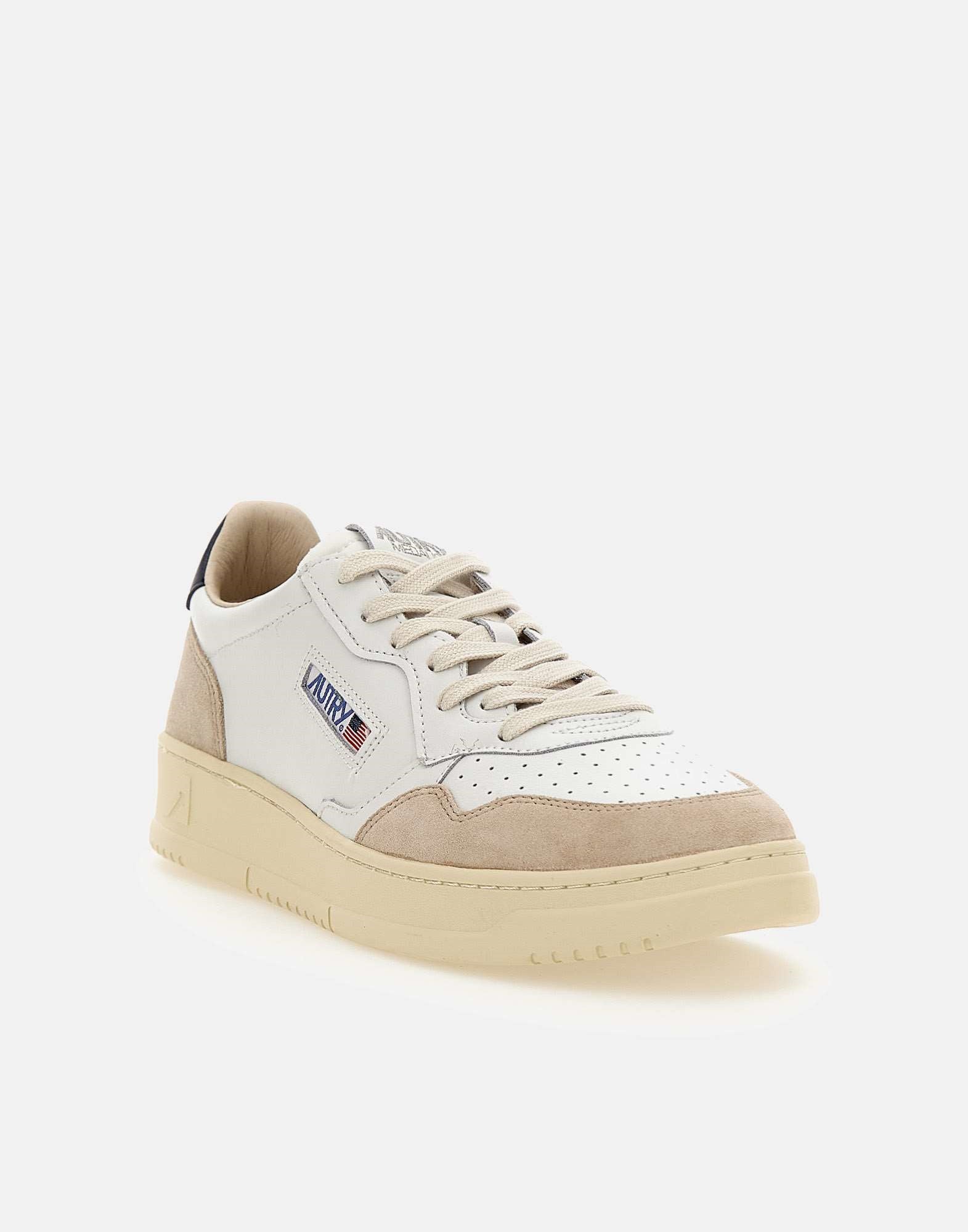 Autry Sneakers "Medialist Low" in pelle, view 2