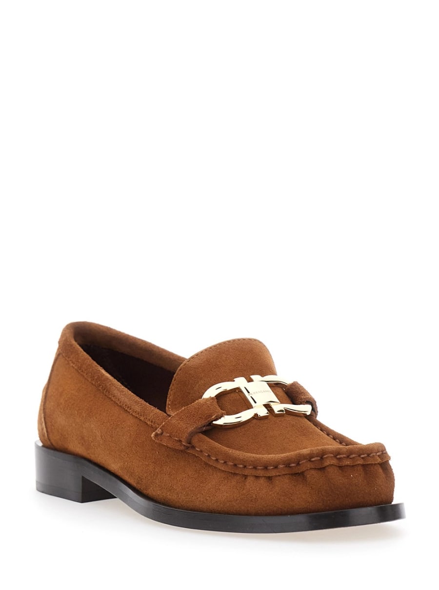 Ferragamo Mocassino 'MARIAN' con placca Gancini sul fronte in suede marrone per donna, view 2