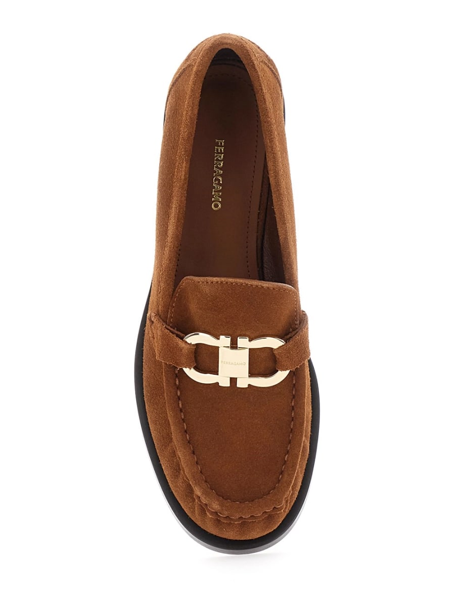 Ferragamo Mocassino 'MARIAN' con placca Gancini sul fronte in suede marrone per donna, view 4