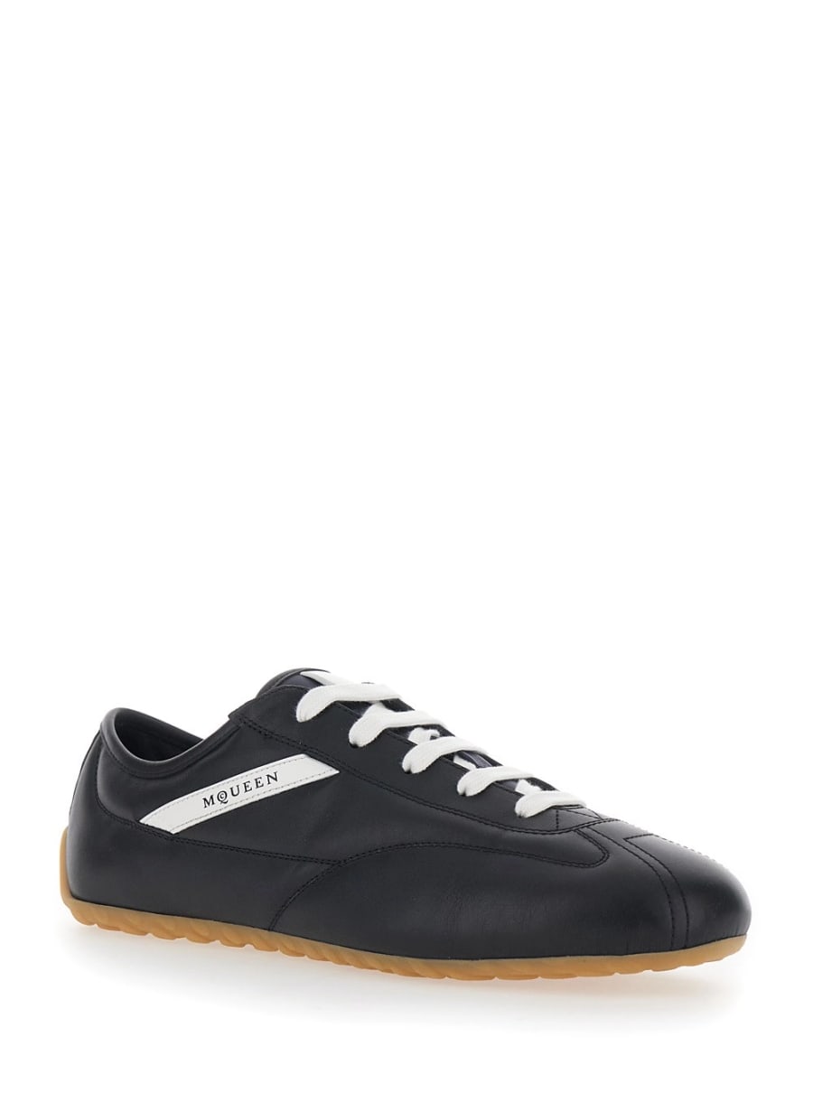 Alexander McQueen Sneakers con dettagli a contrasto e logo lettering sul lato in pelle nere uomo, view 2