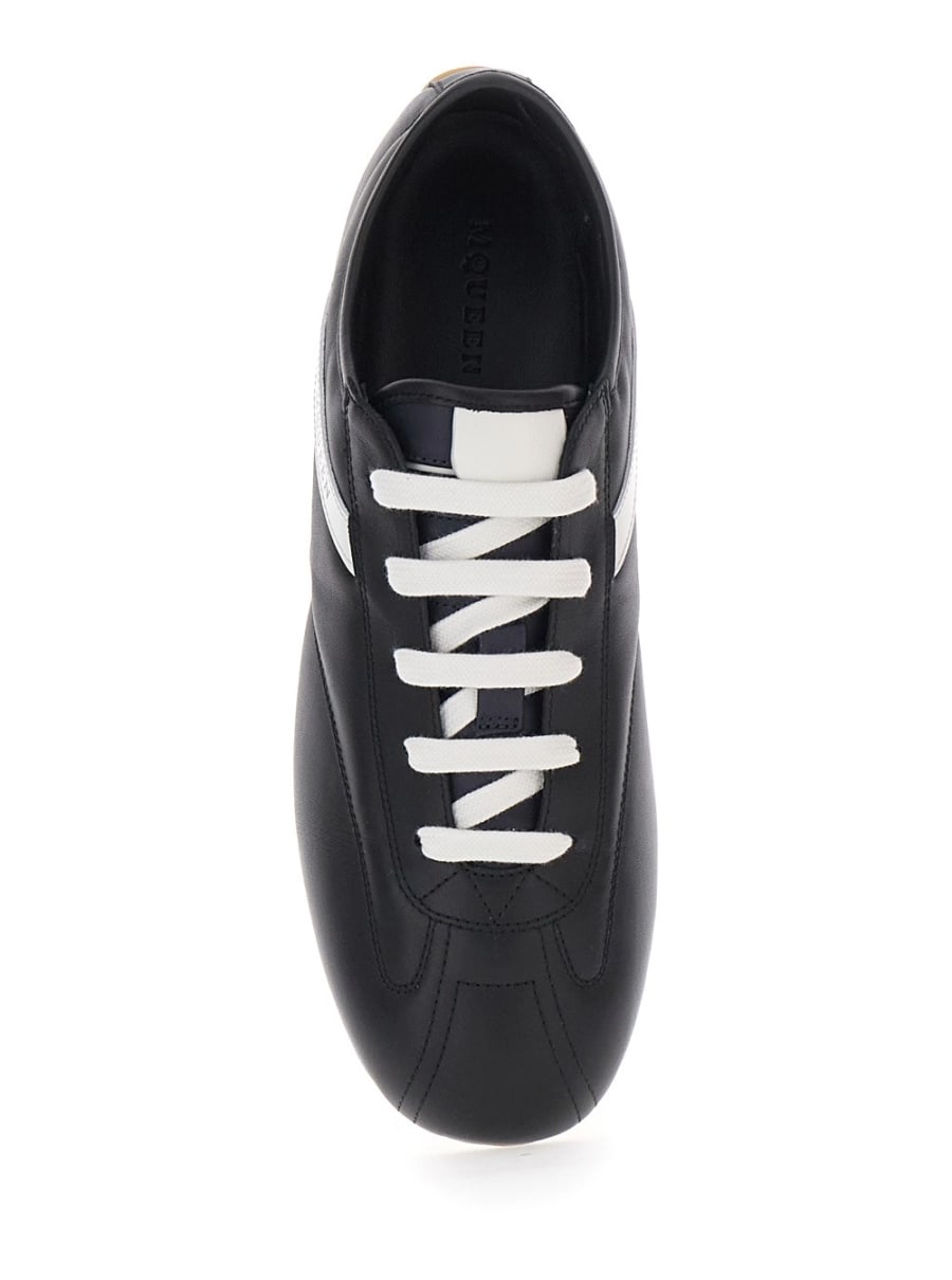 Alexander McQueen Sneakers con dettagli a contrasto e logo lettering sul lato in pelle nere uomo, view 4