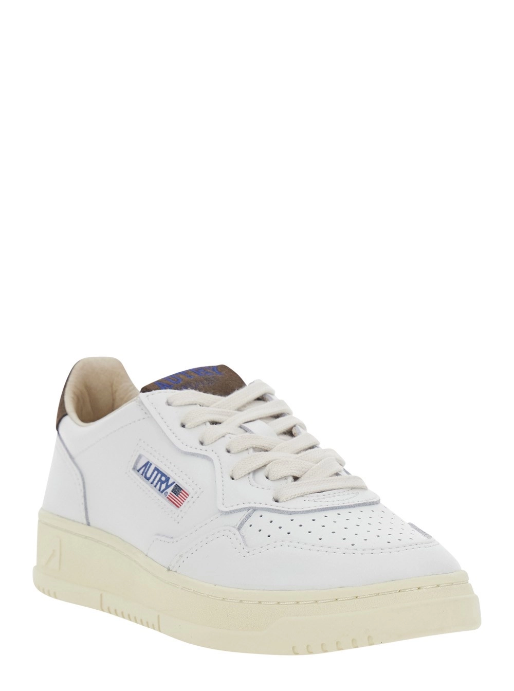 Autry Sneaker 'Medalist' Low Top con Patch Logo su Linguetta e Lato in Pelle Bianca Donna, view 2