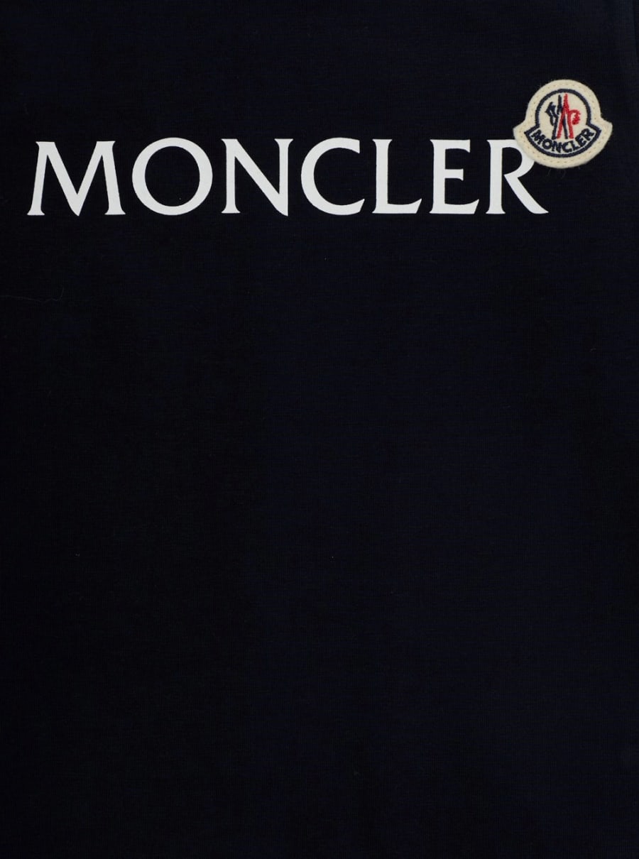 Moncler kids T-Shirt Girocollo con Stampa Logo Lettering sul Fronte e Patch Logo sul Fronte in Cotone Stretch Blu Baby, view 3