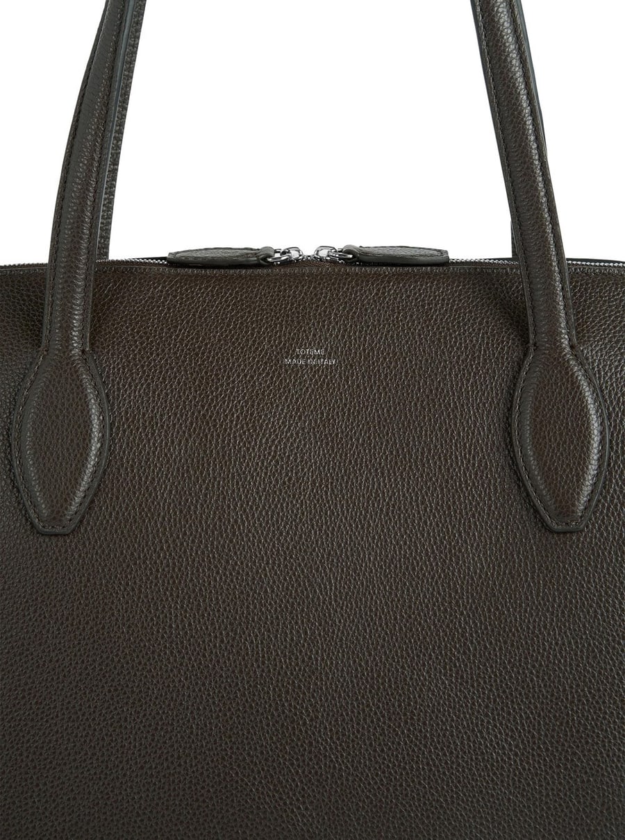 Toteme Borsa a Spalla con Due Manici Superiori e Logo Lettering Impresso sul Fronte in Pelle Martellata Marrone Donna, view 5