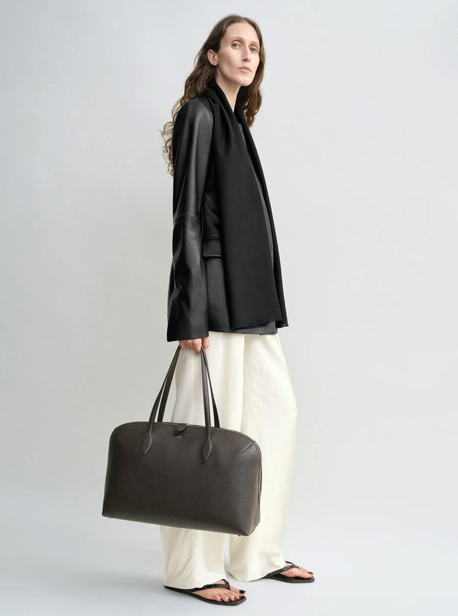 Toteme Borsa a Spalla con Due Manici Superiori e Logo Lettering Impresso sul Fronte in Pelle Martellata Marrone Donna, view 6